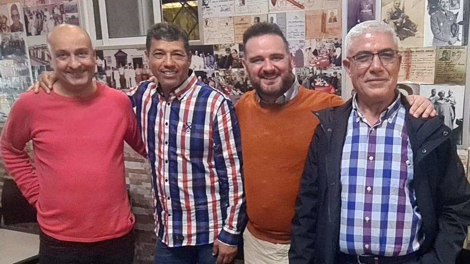 Muñoz (segundo por la derecha), junto a directivos de la asociación Acudemire (CEDIDA)