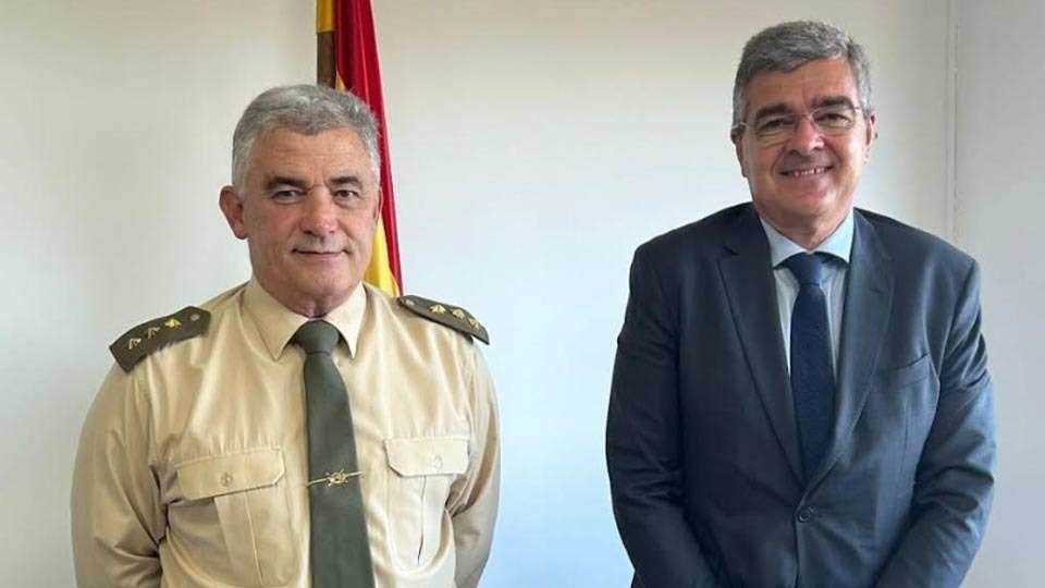 García (dcha.) junto al coronel Navarro Quílez, delegado de Defensa en Ceuta (CEDIDA)