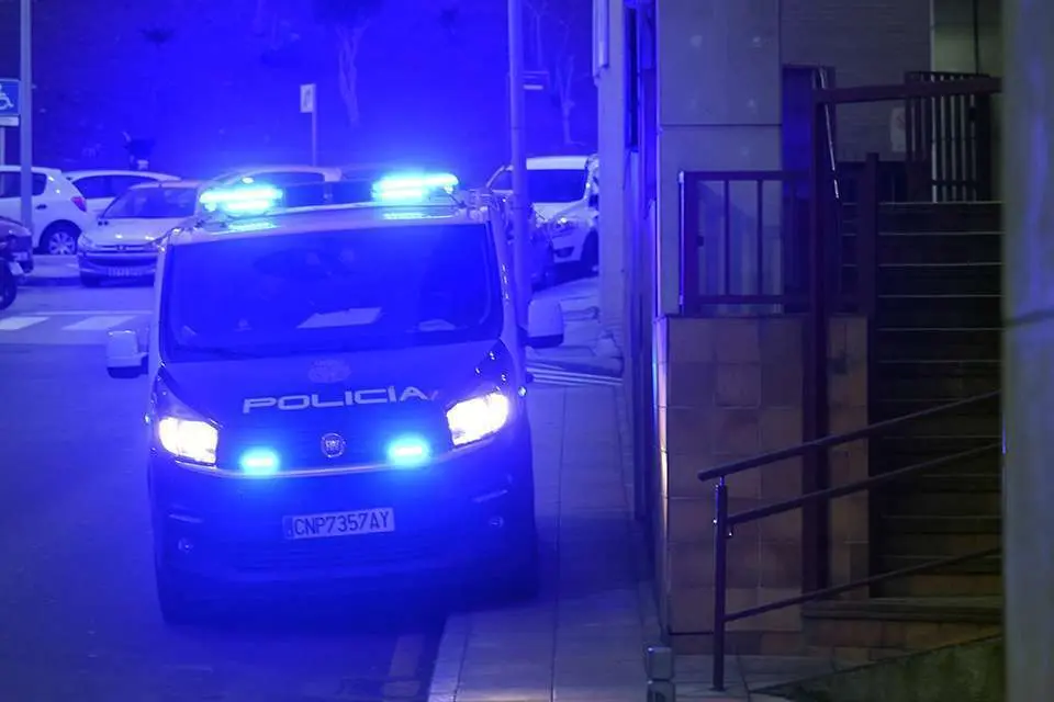  Un furg&oacute;n de la Polic&iacute;a junto a los Juzgados 