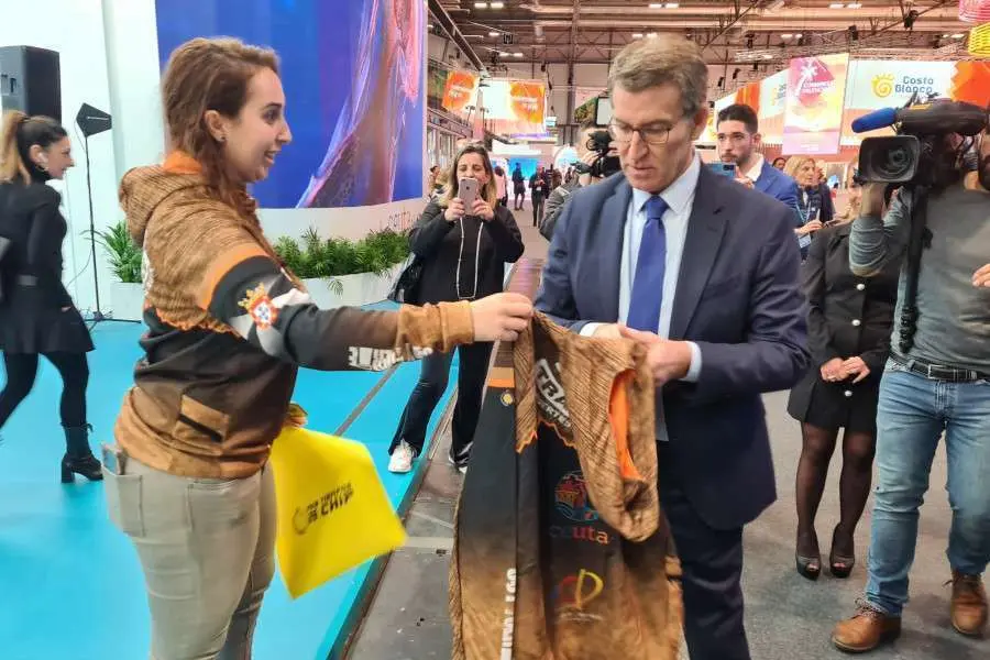  Alberto N&uacute;&ntilde;ez Feij&oacute;o en el stand de Ceuta en FITUR / Laura Ortiz 