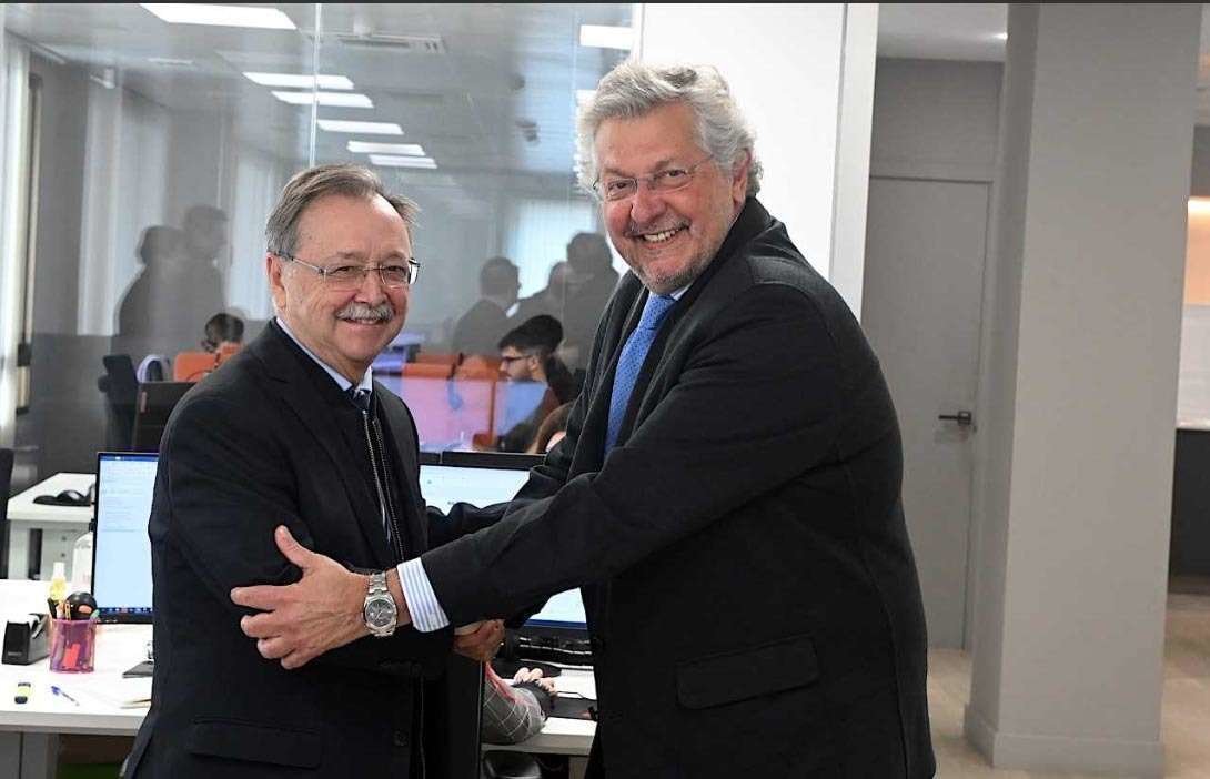 Juan Vivas y Miguel Suqué, presidente de Casino de Barcelona, se saludan en las instalaciones de la empresa (CEDIDA)