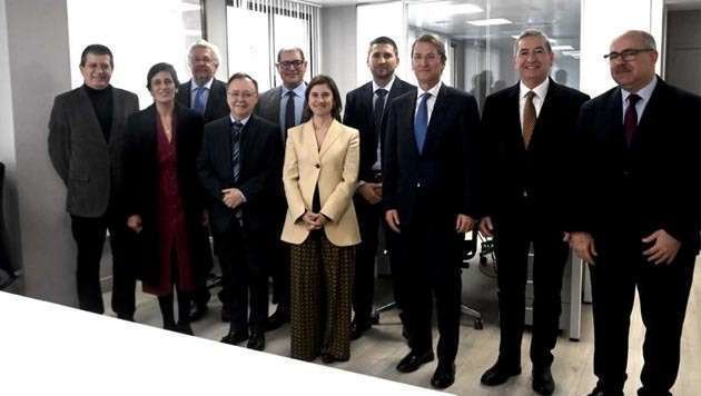 Miembros del Gobierno junto a directivo de la empresa durante la visita (CEDIDA)