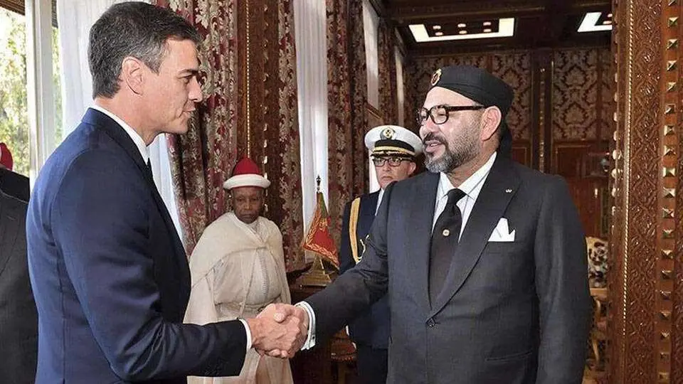 S&aacute;nchez y Mohamed VI se saludan durante una visita del presidente espa&ntilde;ol a Marruecos