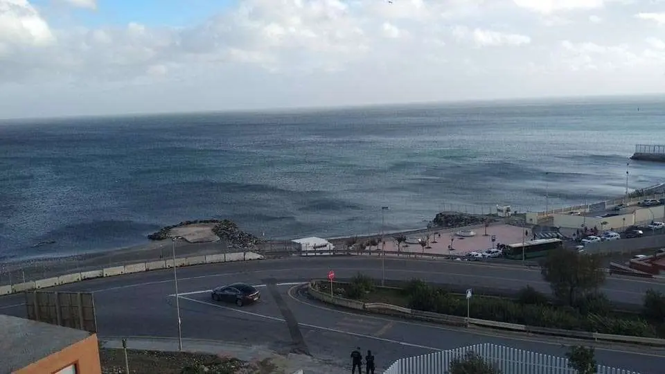 Aguas de El Tarajal, donde el 6 de febrero de 2014 fallecieron ahogados 14 migrantes (C.A.)