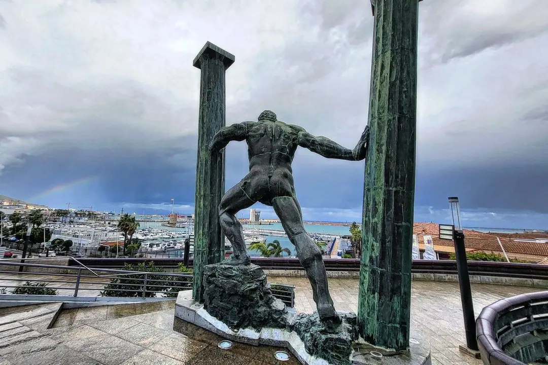 H&eacute;rcules, plaza Constituci&oacute;n. Lluvia. Nubes