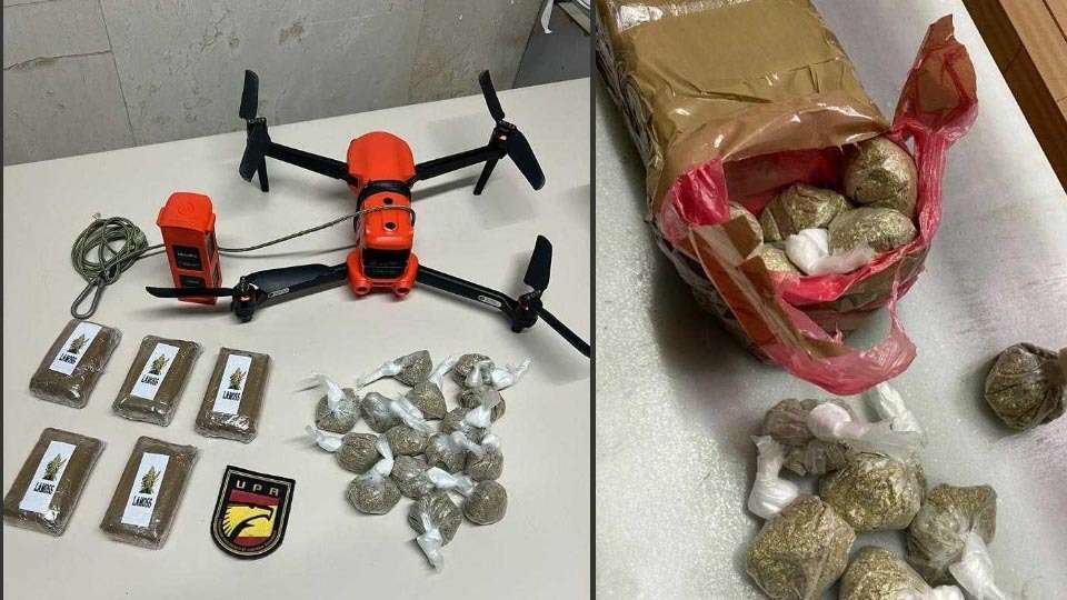 El dron interceptado junto a la droga incautada (POLICÍA NACIONAL)