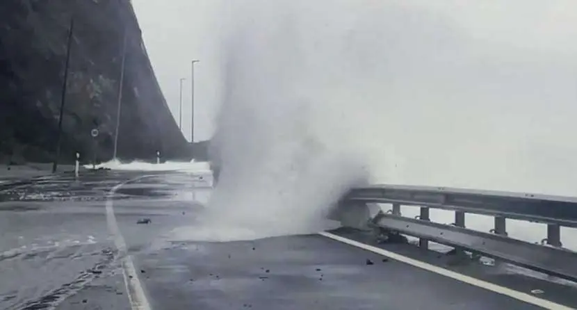 El mar azota la carretera de Benz&uacute; durante un temporal (C.A./ARCHIVO)