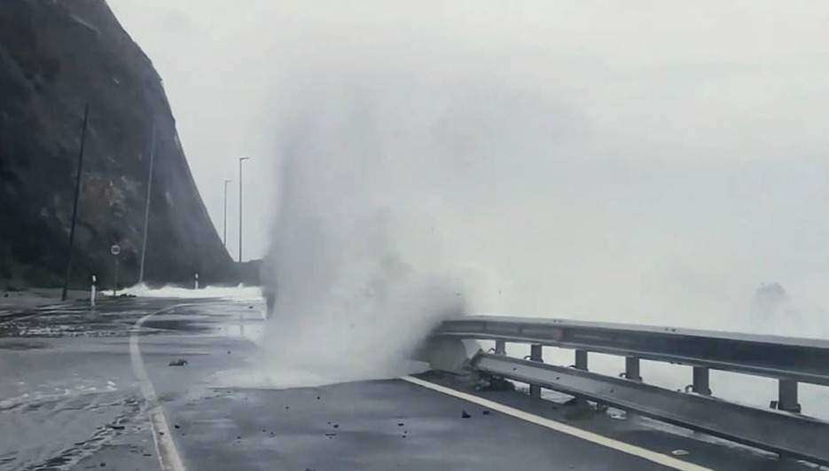 El mar azota la carretera de Benzú durante un temporal (C.A./ARCHIVO)