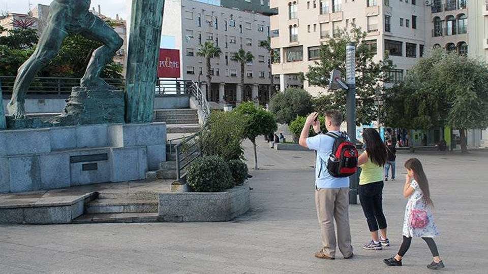 Turistas fotografían el Monumento a Hércules (C.A./ARCHIVO)