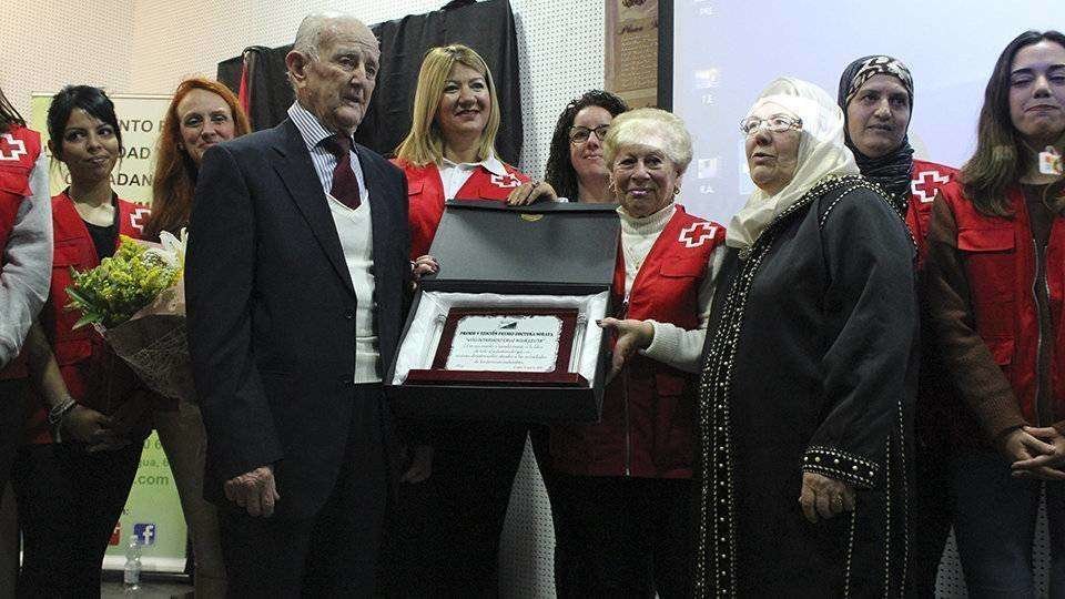 Los padres de la doctora Soraya entregan el galardón a una representación del voluntariado (C.A.) años 2019