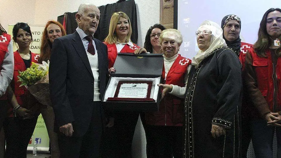 Los padres de la doctora Soraya entregan el galard&oacute;n a una representaci&oacute;n del voluntariado (C.A.) a&ntilde;os 2019