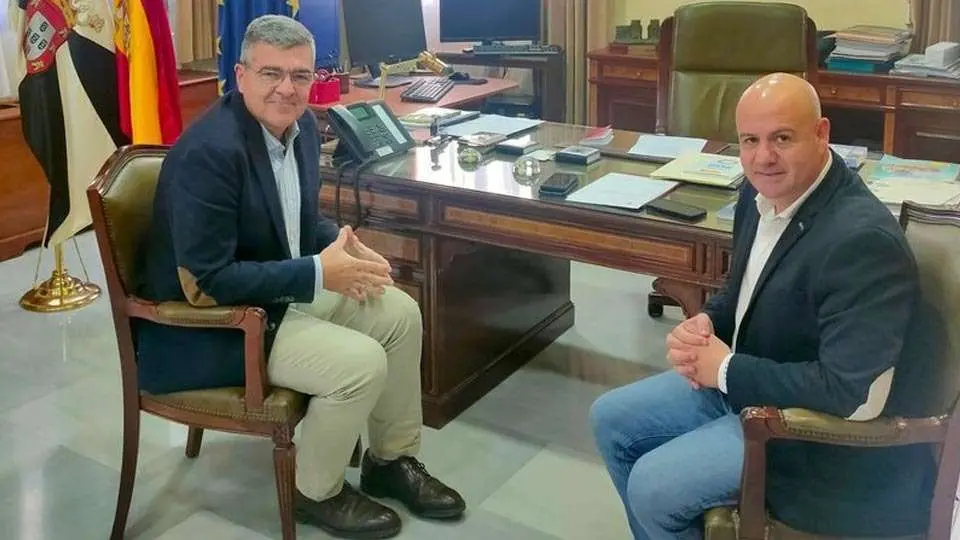 Rafael Garc&iacute;a y Juan Guti&eacute;rrez, durante una reuni&oacute;n (C.A./ARCHIVO)