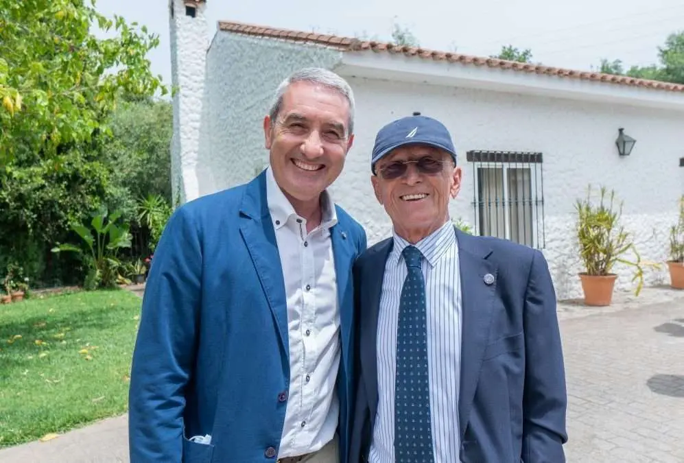 Karim Breir Moreno y Marcos Socas, pr&aacute;ctico mayor jubilado del puerto de Algeciras (PuenteDeMando)