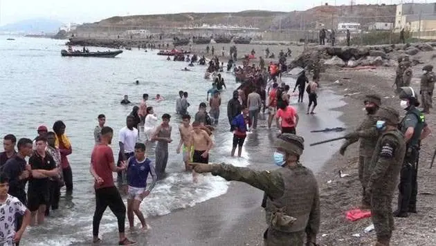 El ej&eacute;rcito, desplegado en El Tarajal durante la crisis de mayo (C.A./ARCHIVO)