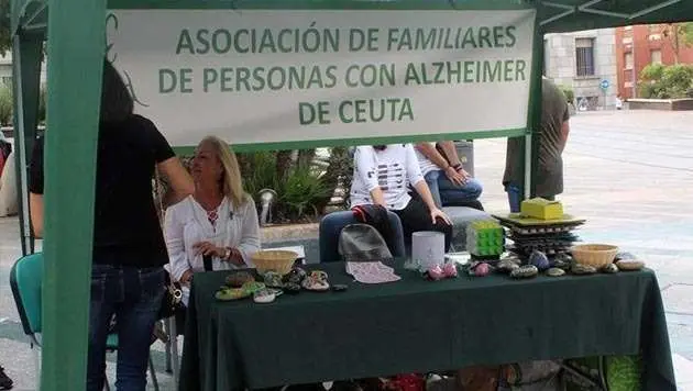 Mesa informativa instalada en la Plaza de los Reyes (C.A.)