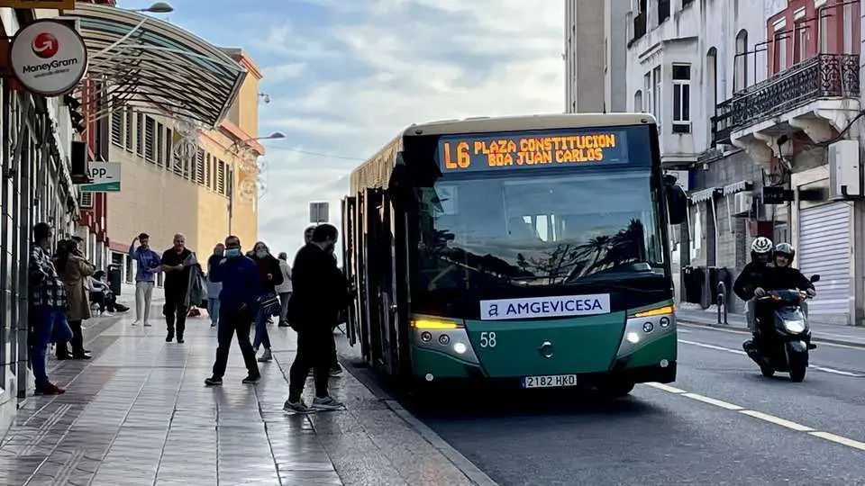 Un autob&uacute;s de la l&iacute;nea 6, estacionado junto al Mercado Central de Abastos (C.A./ARCHIVO)