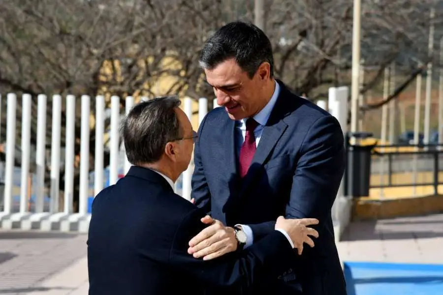 Vivas saluda a Pedro S&aacute;nchez a las puertas del Centro de Salud del Tarajal / Javier Sakona