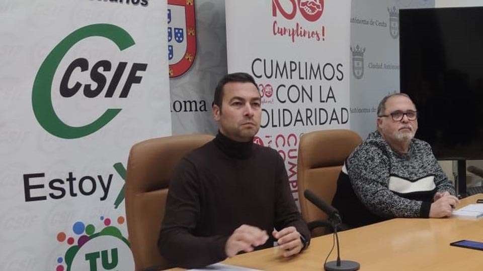 Los representantes en la Ciudad de CSIF, Iván Ramos, (izqda.) y UGT, Antonio Ramírez, en rueda de prensa (C.A./ARCHIVO)