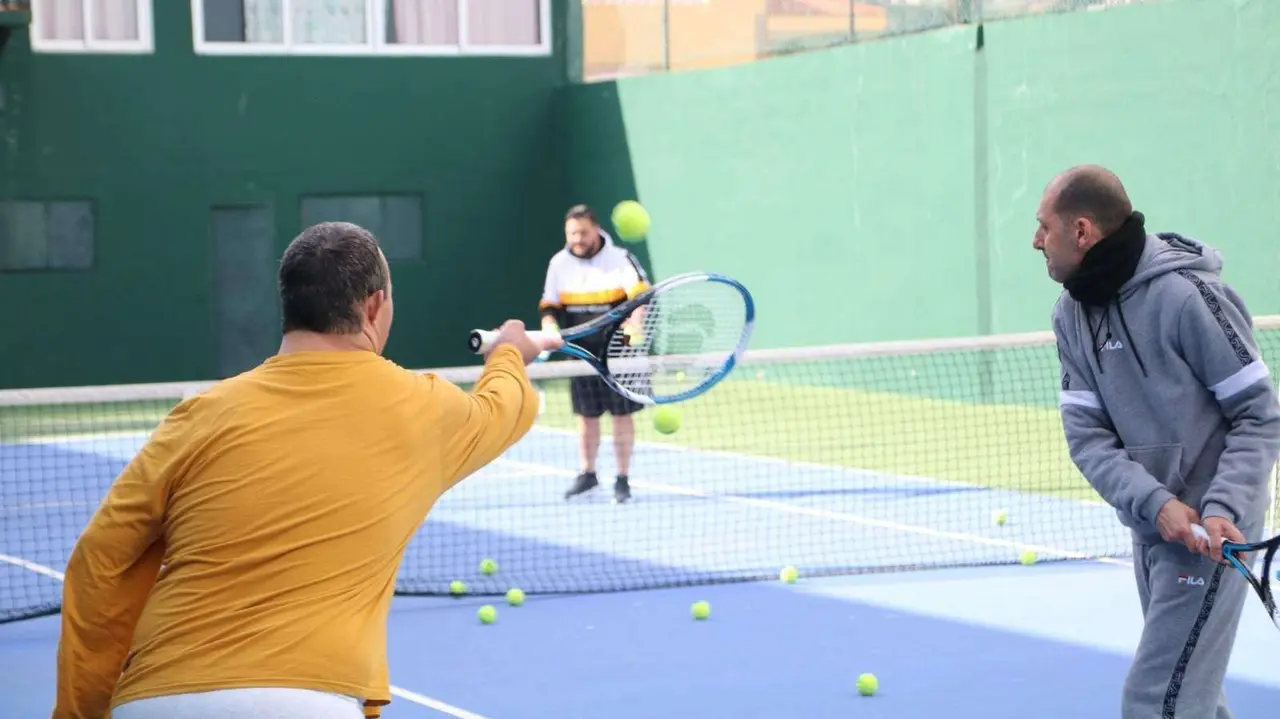 escuela de tenis para usuarios de 'Plena Inclusi&oacute;n'