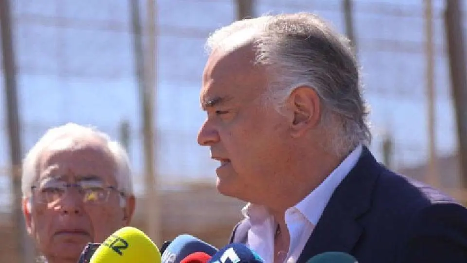 Gonz&aacute;lez Pons atiende a los medios durante su visita a Melilla (PP)