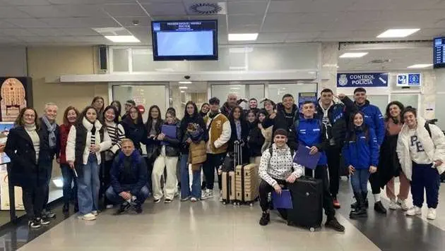 Los j&oacute;venes participantes en el programa posan en la Estaci&oacute;n Mar&iacute;tima (CEDIDA)