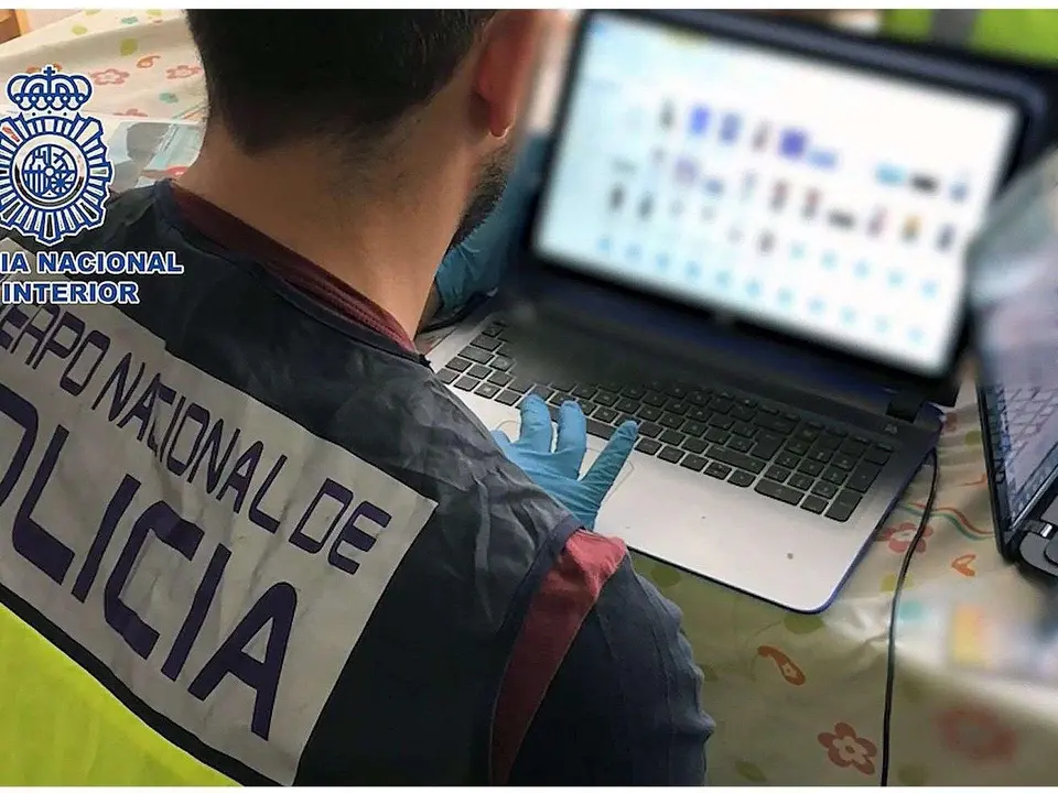 GRAF5122. MADRID, 24/11/2018.- Fotograf&iacute;a facilitada por la Polic&iacute;a Nacional.- Un hombre de 57 a&ntilde;os que agred&iacute;a sexualmente a la hija de 3 a&ntilde;os de unos amigos, una mujer que abusaba de su hija y sobrina, de 11 y 4 a&ntilde;os, y otro hombre con 2.000 im&aacute;genes de menores son 3 de los 97 detenidos o investigados en una macrooperaci&oacute;n contra la pornograf&iacute;a infantil en Espa&ntilde;a. Setenta y ocho hombres y una mujer, de entre 14 y 76 a&ntilde;os, han sido detenidos por la Polic&iacute;a Nacional en todas las comunidades aut&oacute;nomas excepto Navarra, Castilla y Le&oacute;n, Extremadura y La Rioja por delitos de abuso sexual infantil y de producci&oacute;n y distribuci&oacute;n de pornograf&iacute;a infantil, despu&eacute;s de que los agentes realizaran hasta 80 registros en domicilios.EFE/Polic&iacute;a Nacional
