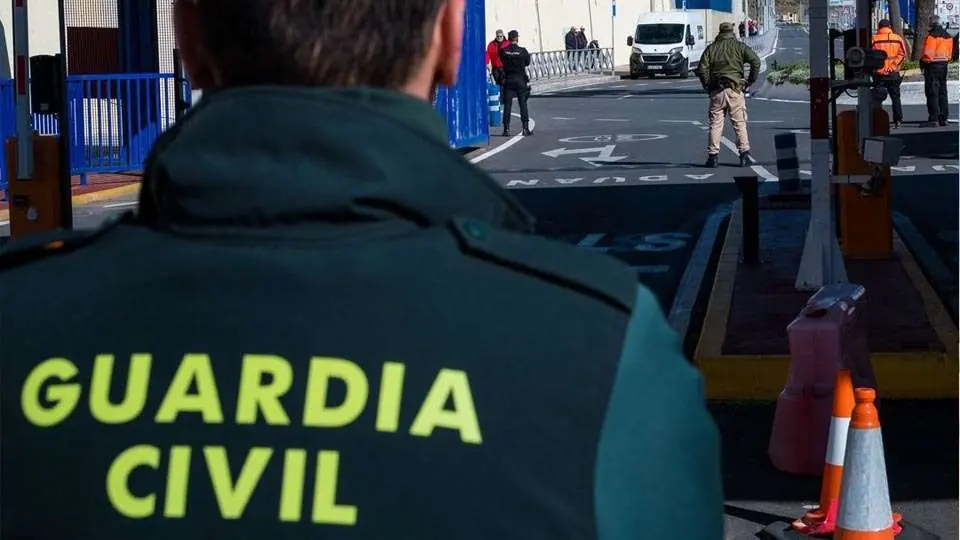 Un agente de la Guardia Civil, en la frontera (CEDIDA)