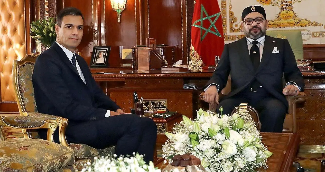 GRAF1960. RABAT, 19/11/2018.- El presidente del Gobierno espa&ntilde;ol, Pedro S&aacute;nchez (i), y el rey Mohamed VI de Marruecos durante el encuentro mantenido hoy en el Palacio Real de Rabat. EFE/Ballesteros