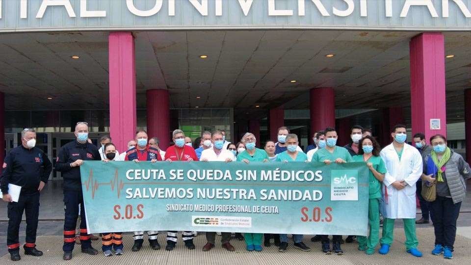 Médicos concentrados ante las puertas del Hospital Universitario (C.A.)