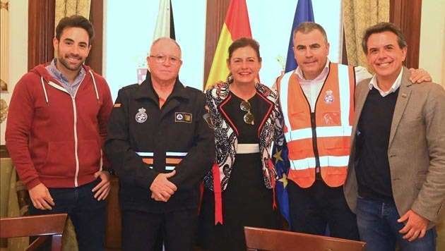 Los representantes de la Ciudad y de la Asociación de Voluntarios de Protección Civil, tras la firma del convenio (CEDIDA)
