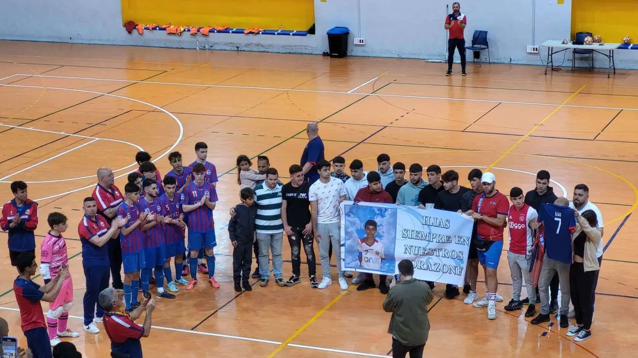 Homenaje del CD Puerto a Ilias Buyema