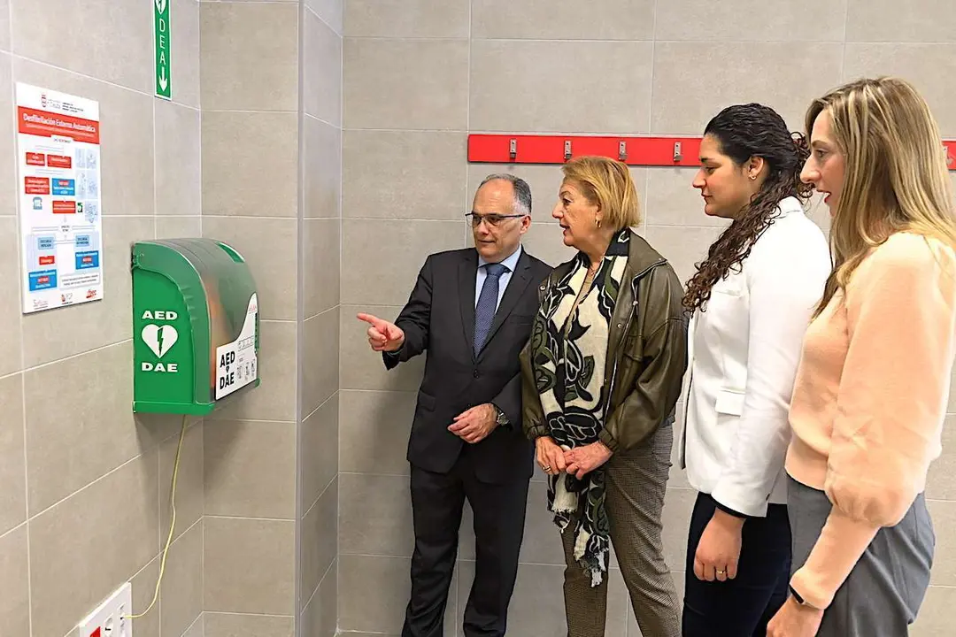 El 'D&iacute;az Flor' ya cuenta con un desfibrilador semiautom&aacute;tico (Cedida)