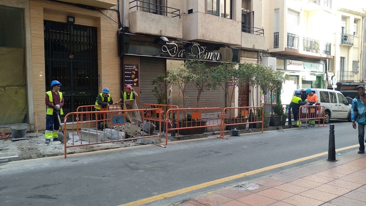 Obras en el acerado de la Calle Real, que obliga a cerrar un negocio.