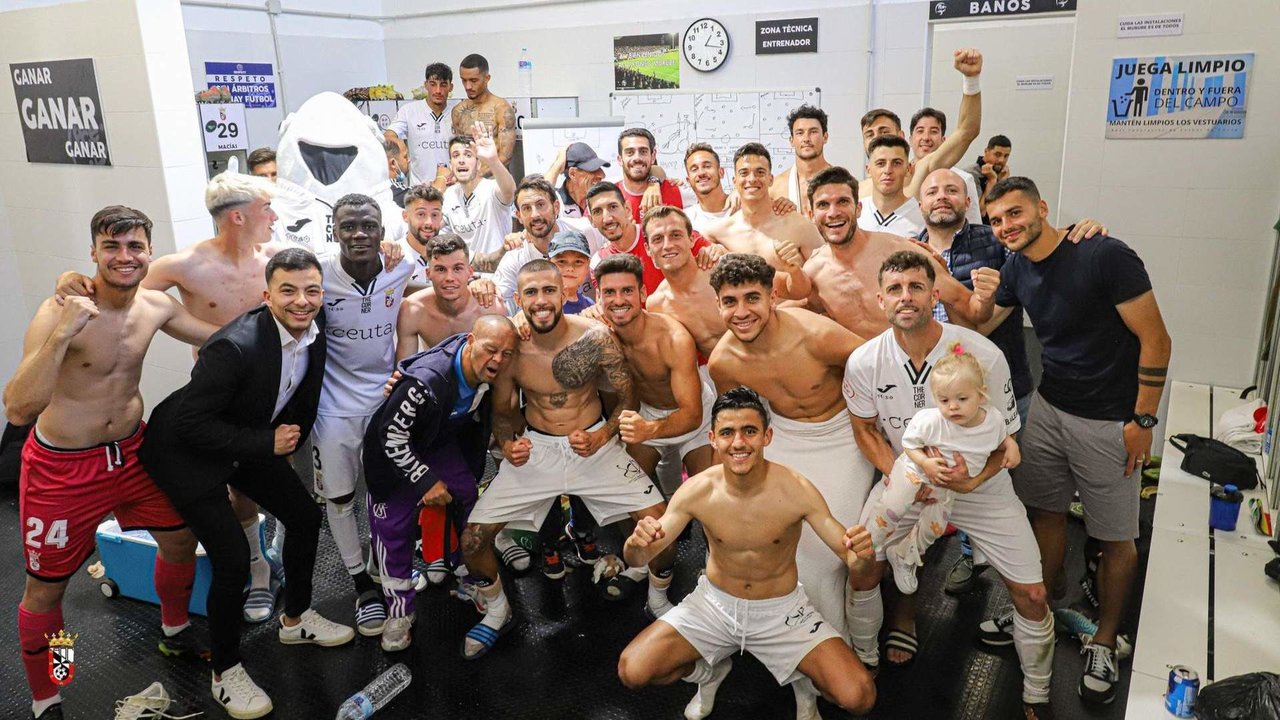 La plantilla del primer equipo de la AD Ceuta celebrando la victoria ante el Mérida