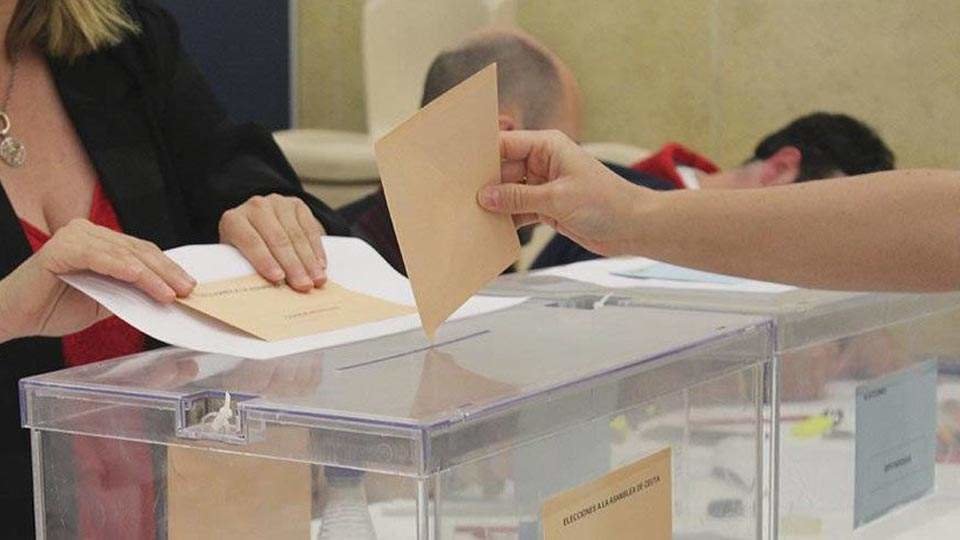 Una electora deposita su voto en uno de los comicios celebrados en la ciudad (C.A./ARCHIVO)
