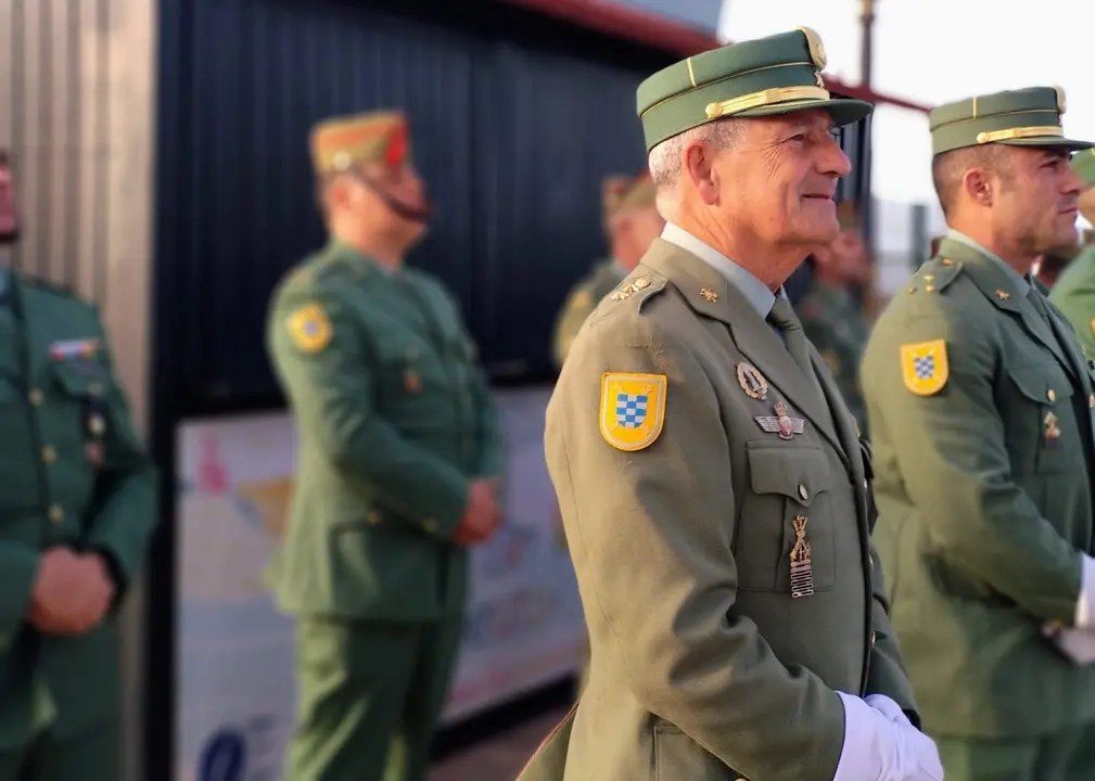 embarque en el buque de la Armada de la unidad de honores del Tercio Duque de Alba, Jes&uacute;s Araoz