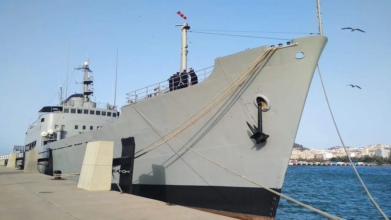 embarque en el buque de la Armada de la unidad de honores del Tercio Duque de Alba