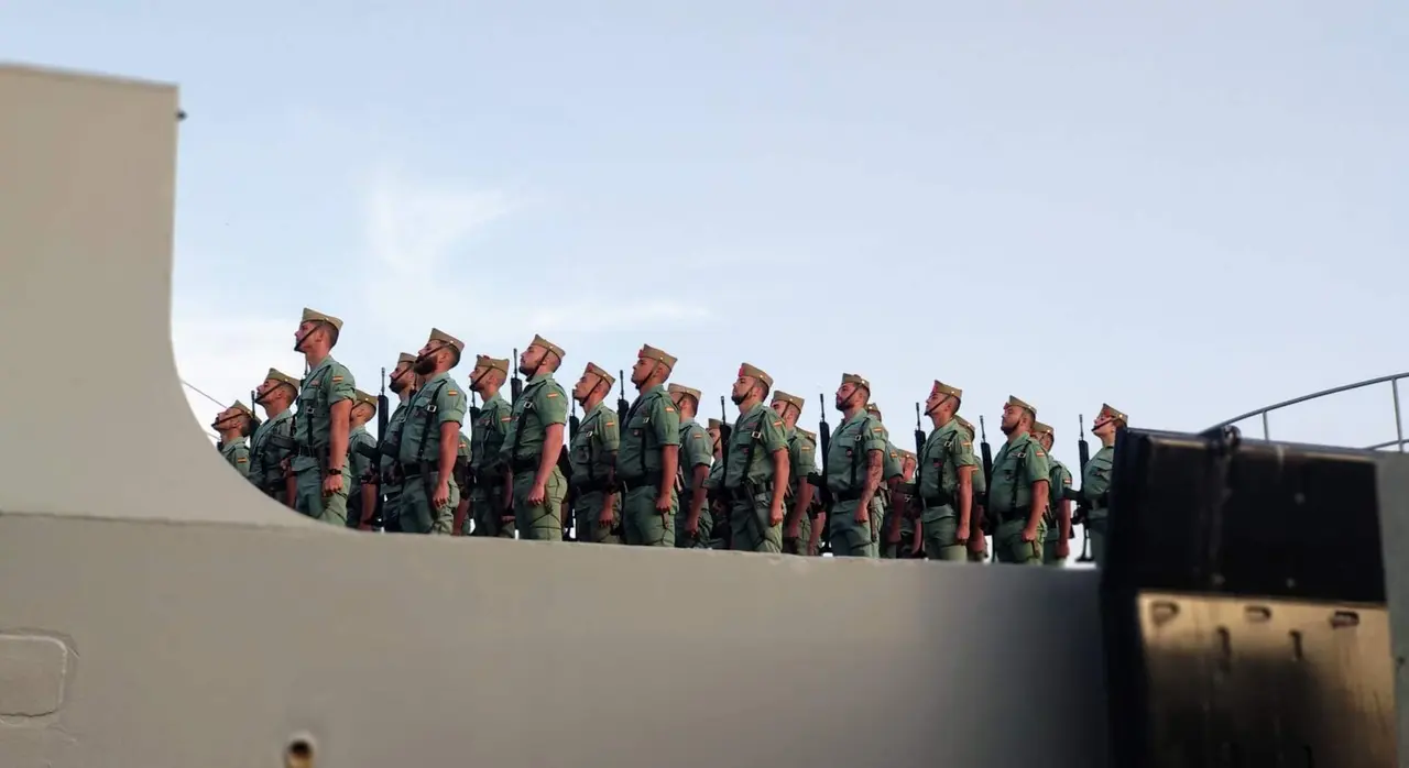 embarque en el buque de la Armada de la unidad de honores del Tercio Duque de Alba