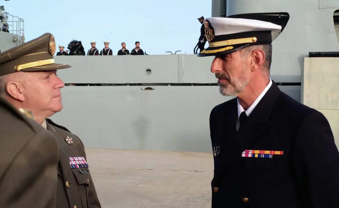 embarque en el buque de la Armada de la unidad de honores del Tercio Duque de Alba