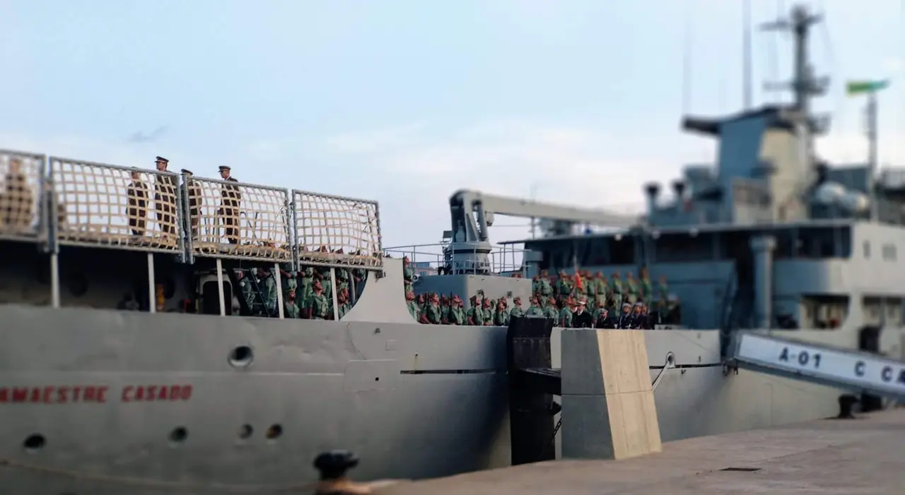 embarque en el buque de la Armada de la unidad de honores del Tercio Duque de Alba