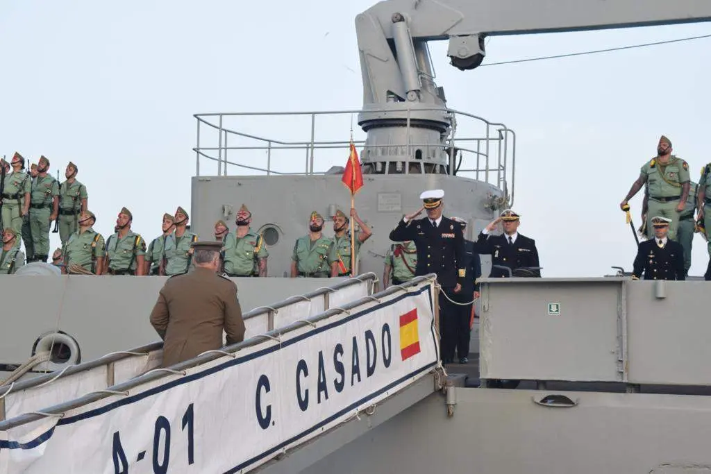 embarque en el buque de la Armada de la unidad de honores del Tercio Duque de Alba