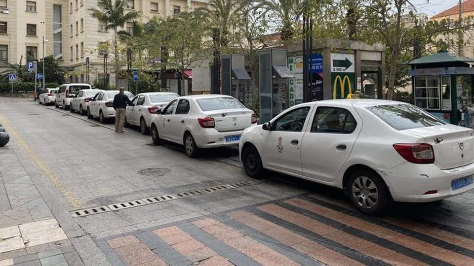 Parada de taxis en la Plaza de los Reyes (C.A./ARCHIVO)