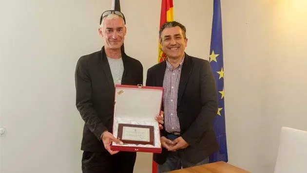 El consejero Rontom&eacute; hace entrega de una placa de reconocimiento a Hidalgo (CEDIDA)