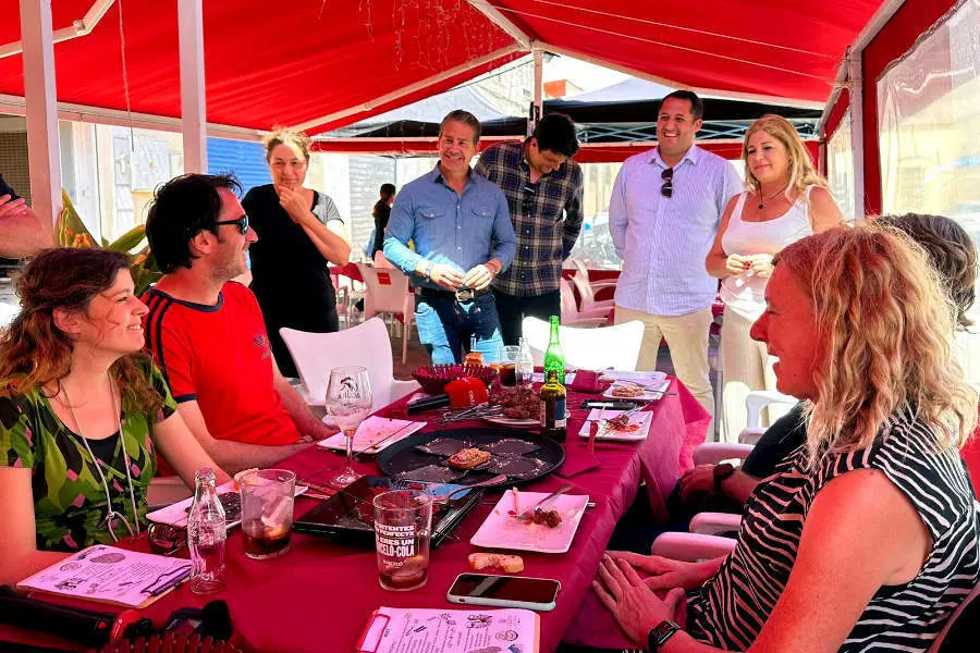  El presidente de la C&aacute;mara de Comercio y el consejero de Turismo charlan con los bloggers desplazados hasta nuestra ciudad / Mohammed Ettouileb 