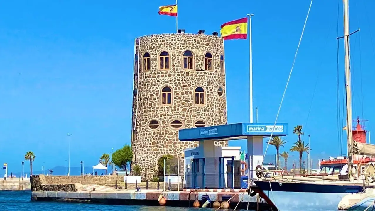 Punto de control policial de embarcaciones del puerto deportivo