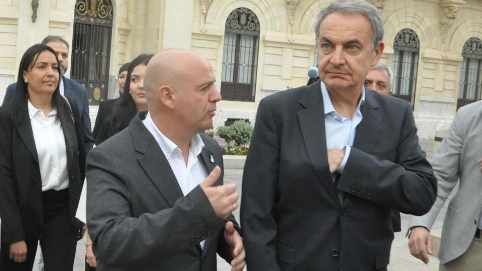  Gutiérrez con Zapatero durante uno de los paseos que han dado por la ciudad. 