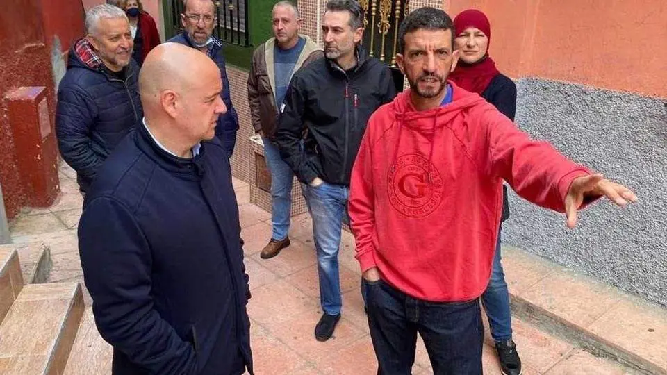 El candidato socialista, Juan Guti&eacute;rrez, durante una visita a Patio Castillo (CEDIDA/ARCHIVO)
