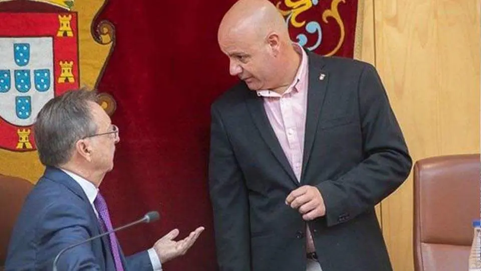 Vivas y Guti&eacute;rrez conversan en un receso de un pleno de la Asamblea (C.A./ARCHIVO)