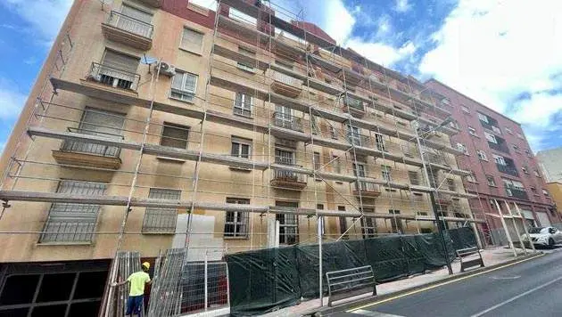 Edificio objeto de los trabajos de rehabilitaci&oacute;n en Padre Feijoo (CEDIDA)