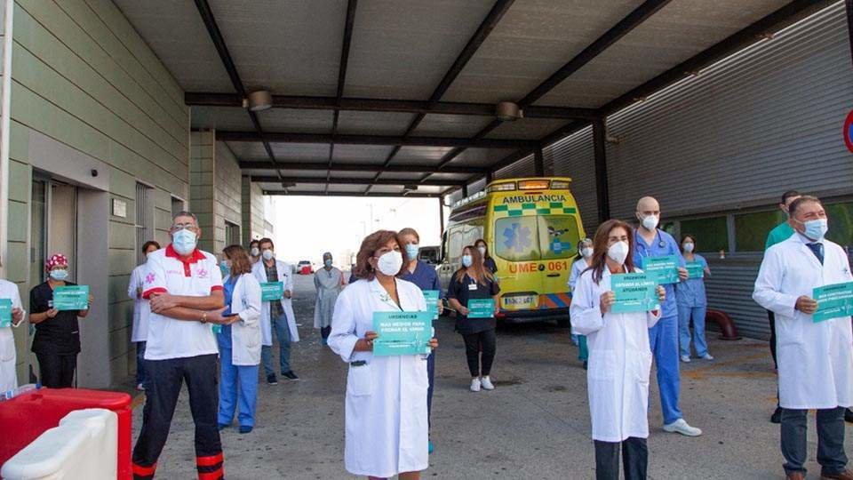 Concnetración de médicos a las puertas del servicio de urgencias del Hospital Universitario (CEDIDA)